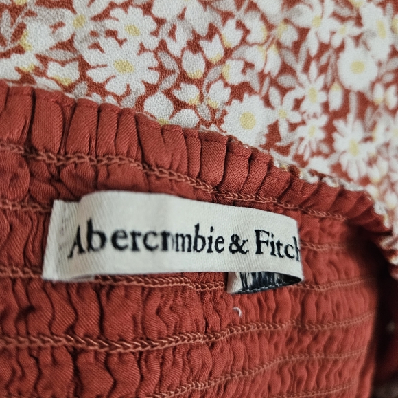 NWOT Abercrombie & Fitch red & white floral smocked fit & flare dress Womens Med - Picture 6 of 8